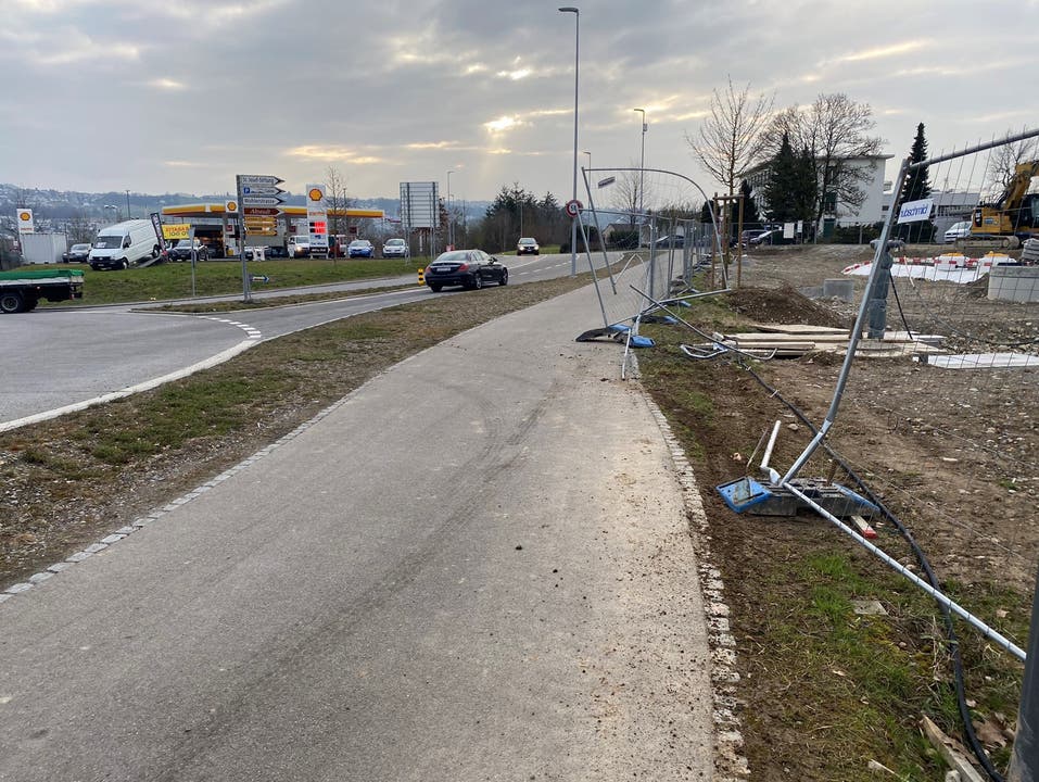 Bremgarten (AG), 22. März: Ein unbekannter Automobilist rammte zwischen Wohlen und Bremgarten mehrere Pfosten und prallte dann gegen einen Baustellenzaun.