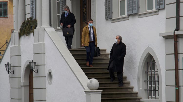 Nach dem Termin im Rathaus beim Sonderermittler: Der ehemalige Spitzenfussballer Michel Platini (rechts) mit Anwälten in Sarnen OW. (Bild: Henry Habegger (Sarnen, 17. März 2021))