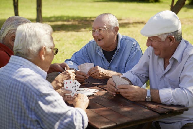Eine Gruppe älterer Italiener beim Kartenspielen: Die Geburtenrate im Land sinkt, die Gesellschaft wird älter. 