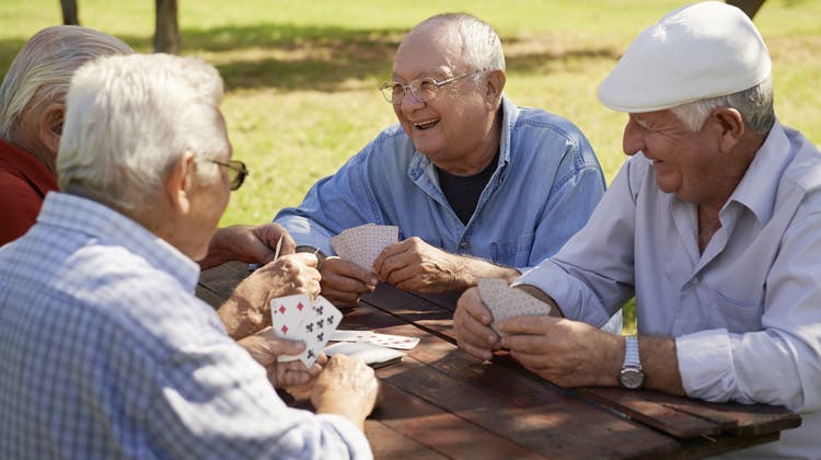 Eine Gruppe älterer Italiener beim Kartenspielen: Die Geburtenrate im Land sinkt, die Gesellschaft wird älter. (49249610,fotolia)