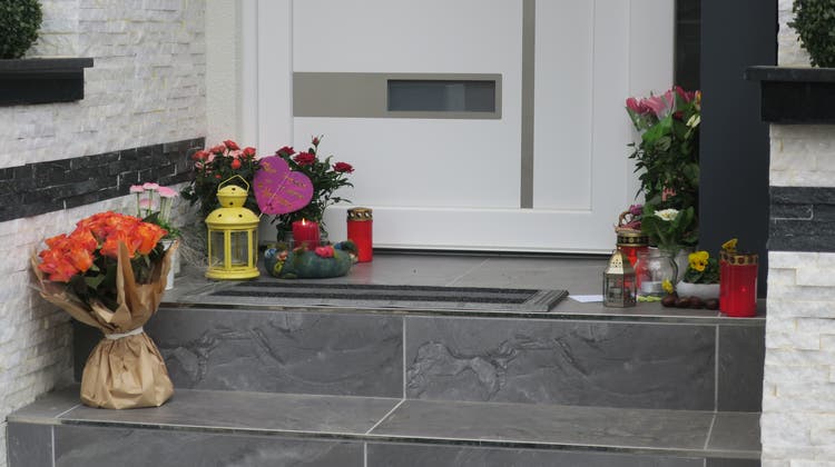 Nachbarn und Angehörige haben vor dem Einfamilienhaus in Schafisheim Blumen und Kerzen niedergelegt. Hier lebte die 44-Jährige, die mutmasslich von ihrem Ehemann getötet wurde, mit ihm und den drei Kindern. (Valérie Jost)