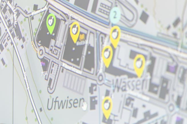 Die Defikarte in der Einsatzleitzentrale von Schutz und Rettung am Flughafen Zürich zeigt die Standorte der Defibrillatoren an.