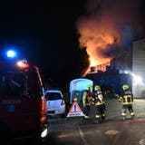 Die Feuerwehr Triesen hatte alle Hände voll zu tun, den Brand auf dem Balkon eines Wohnhauses zu löschen. (Landespolizei Liechtenstein)