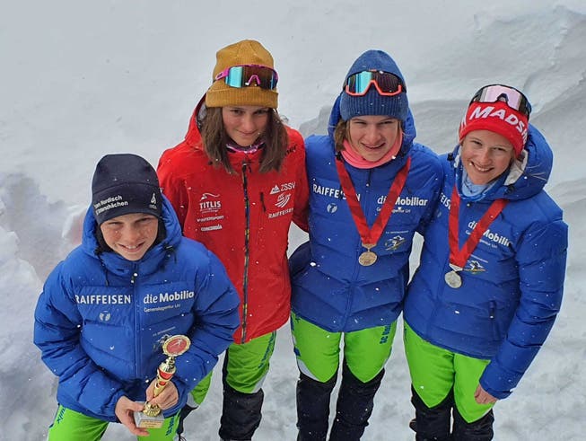 Mit Pokal und Medaillen ausgezeichnete Urner; von links: Nico Briker, Dunja Walker, Elena Frei und Seraina Kempf.