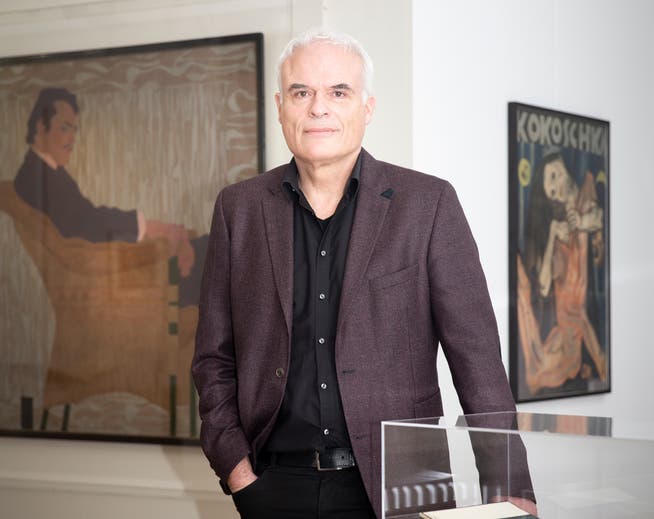 Daniel Studer an der Medienorientierung zu «Klimt und Freunde» zwischen Gemälden von Schiele und Kokoschka.
