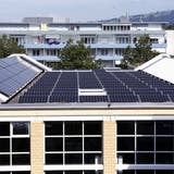 Realität in Risch: Auf dem Dach der Waldeggturnhalle wird schon jetzt Solarstrom produziert. (Bild: Werner Schelbert (2. September 2016))
