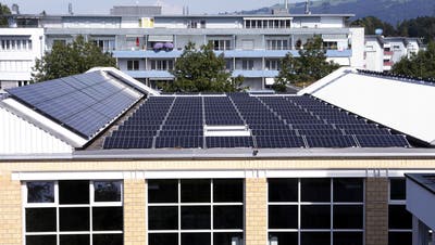 Realität in Risch: Auf dem Dach der Waldeggturnhalle wird schon jetzt Solarstrom produziert. (Bild: Werner Schelbert (2. September 2016))