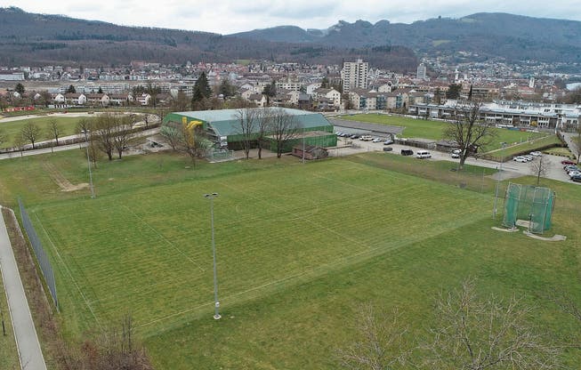 Auf diesem Sportplatz in Olten neben der existierenden Stadthalle soll das neue Schulhaus inklusive Dreifachturnhalle entstehen.