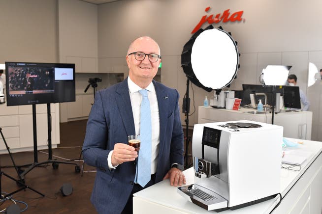 Emanuel Probst präsentiert den Z10, den ersten Kaffee-Vollautomaten, der «Cold Brew»-Kaffee machen kann. Mitunter soll diese Innovation Jura helfen, auch 2021 neue Rekorde zu realisieren. 