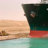Ein Containerschiff im Suezkanal, eine der wichtigsten Handelsrouten der Welt.