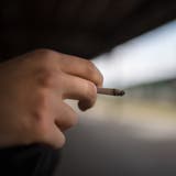 Rauchen auf den Perrons wird mit 100 Franken Busse bestraft. (Symbolbild: Benjamin Manser)