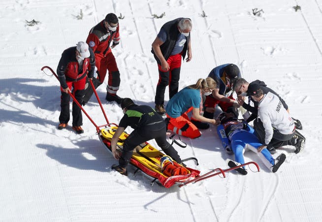 Sanitäter untersuchen den Norweger Daniel Andre Tande, nachdem er bei einem Event der Skiflug-Weltmeisterschaft in Planica, Slowenien stürzte.
