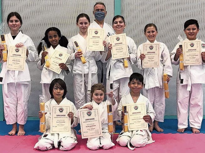 Sensei Mislim Imeroski (hinten in der Mitte) von der Karateschule Altstätten mit den neun Karatekas, die den Aufstieg in den nächsten Kyu-Grad geschafft haben.