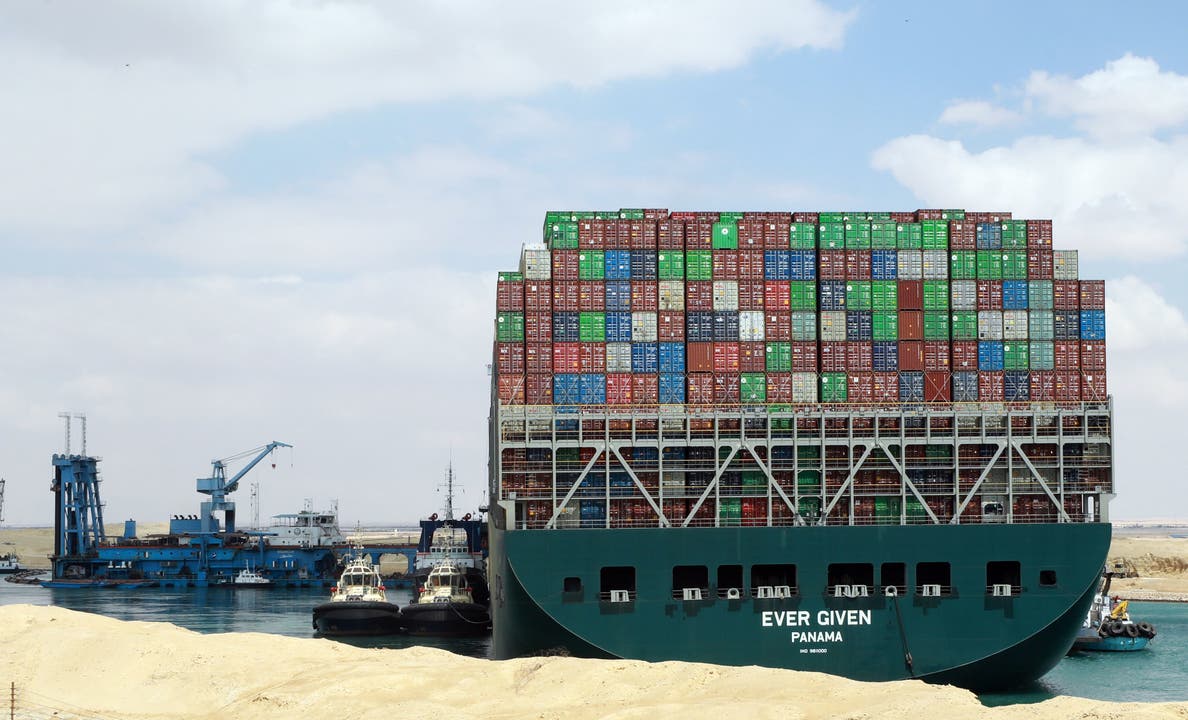 Beeindruckende Bilder aus Ägypten. Der Frachter blockiert aktuell eine der wichtigsten Handelsrouten der Welt.