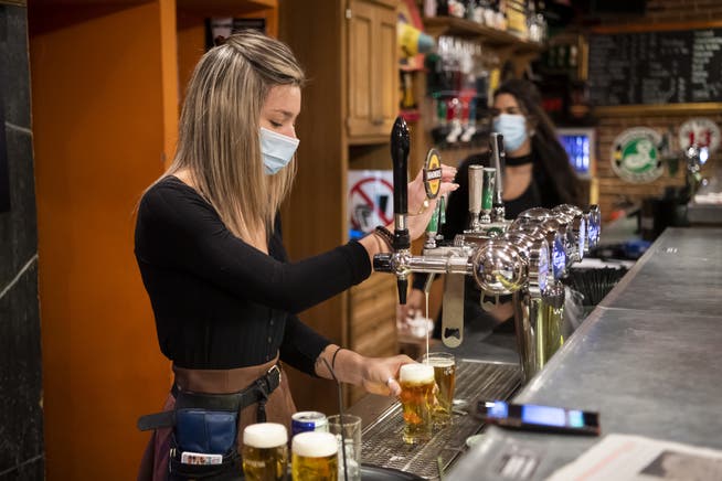 Fliesst das Bier in den deutschen Restaurants bald wieder in Strömen? Noch herrschen Unklarheiten.