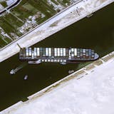 Das Frachtschiff MV Ever Given steckt im Suezkanal fest. Das Bild wurde von einem Satelliten aufgenommen. (Cnes2021 / AP)