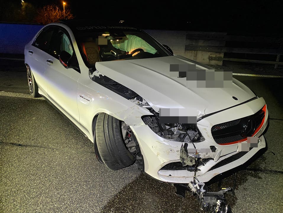Würenlos/A1 (AG), 25. März: Ein Mercedes-Fahrer verlor die Herrschaft über sein Fahrzeug und verursachte einen Selbstunfall.