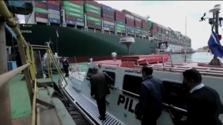 «Leichte Bewegung» bei Freilegung von Containerschiff im Suezkanal