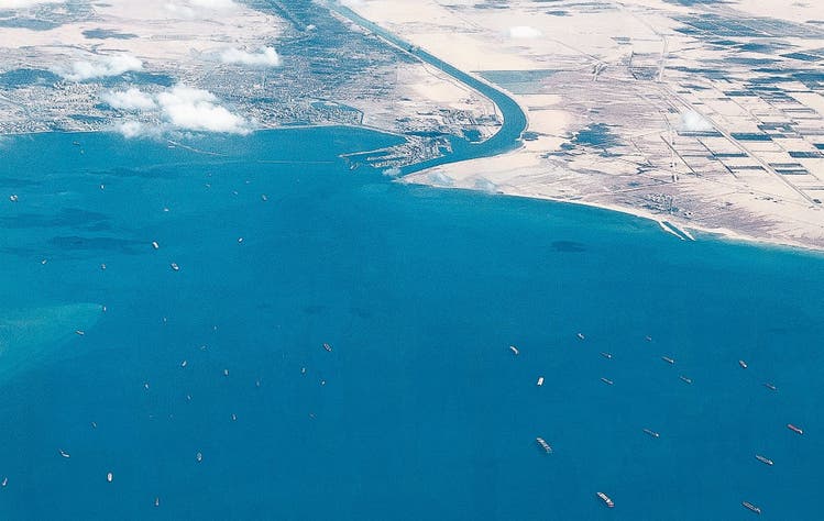 Mindestens 350 Schiffe warten vor den Eingängen des Suezkanals bereits darauf, endlich passieren zu können.