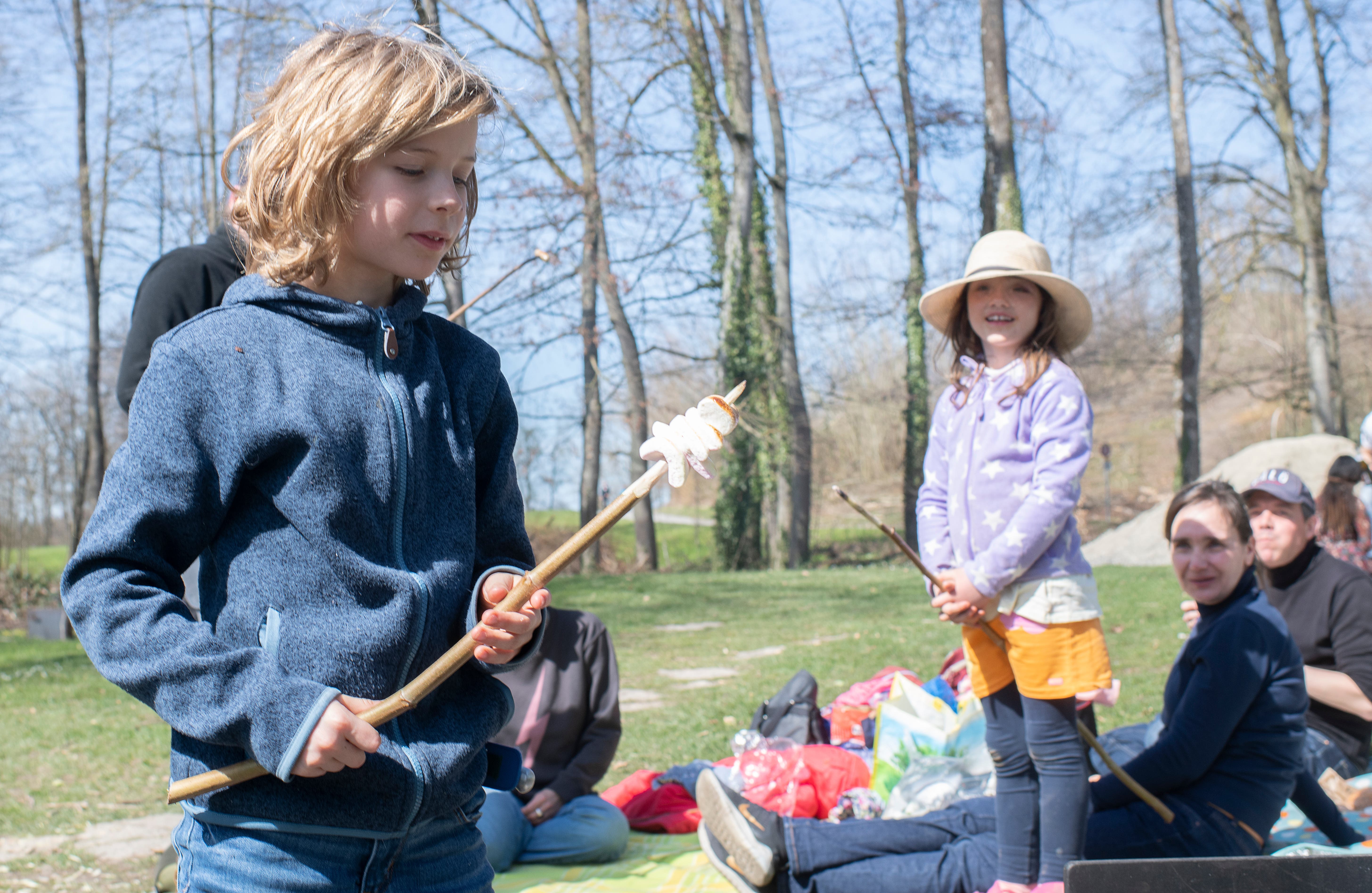 Wettbewerb um das schönste Marshmallow: Eine Familie aus Oberrieden ZH macht den ersten Ausflug an den Hallwilersee in Seengen.