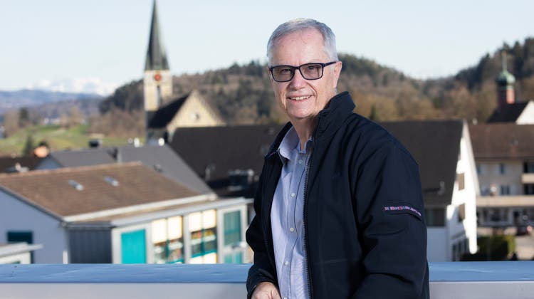 Der frisch gewählte Gemeindepräsident Markus Mötteli auf der Terrasse seines neuen Arbeitsortes, dem Spreitenbacher Gemeindehaus. (Britta Gut)