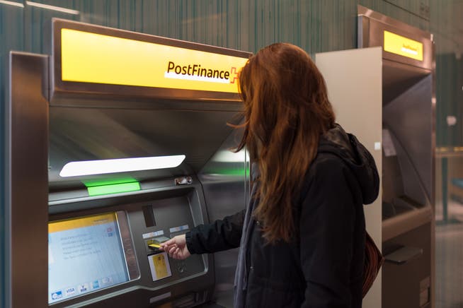 Die PostFinance bündelt ihre Konten und führt zwei neue Bankpakete für die Kundinnen und Kunden ein. (Symbolbild)