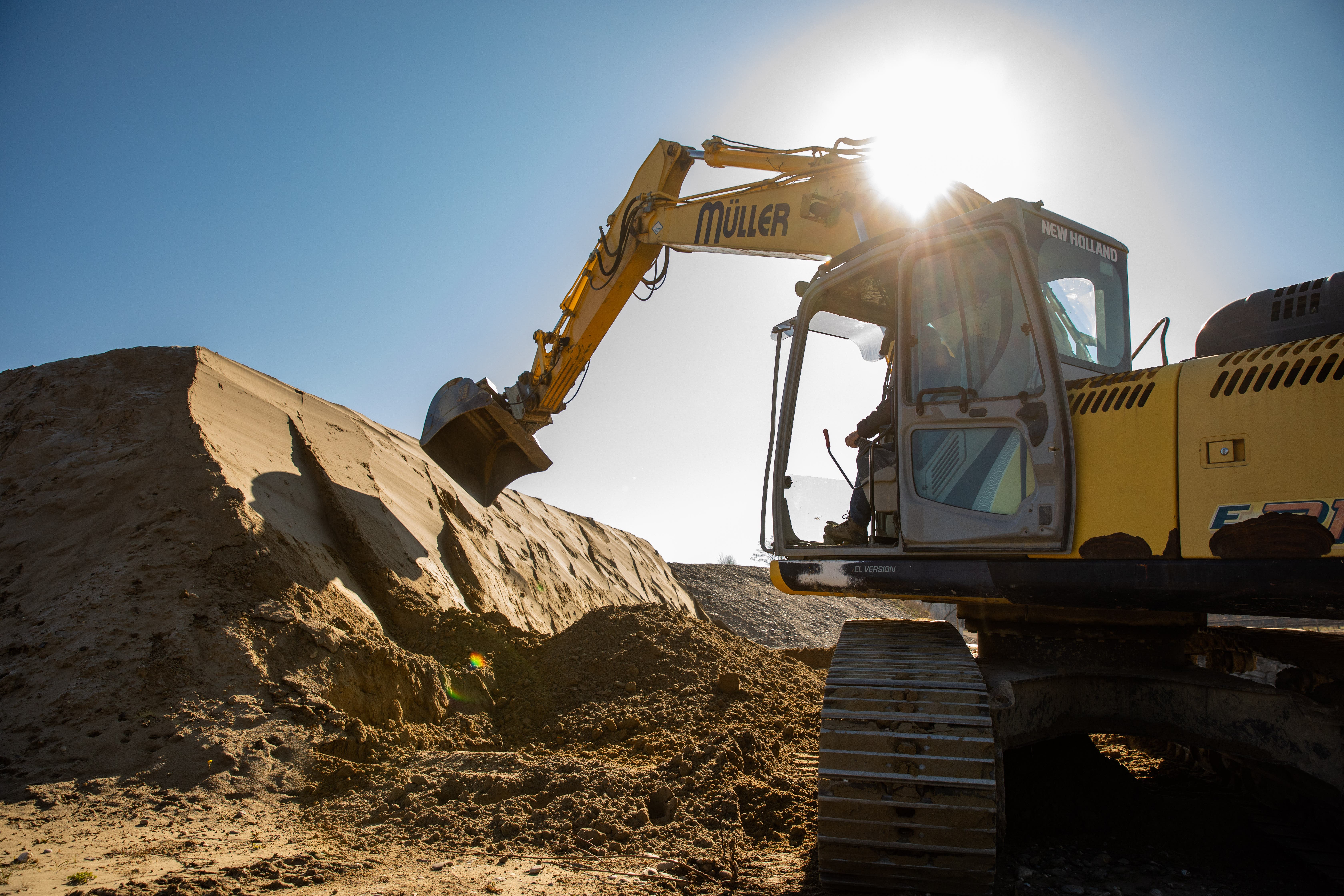 Eine spezielle Sandmischung wird für die künstliche Brutwand aufgeschichtet.