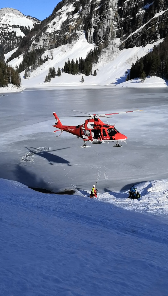 Unfall - Auf Gefrorenem Seealpsee Eingebrochen: Rega Rettet Zwei Männer ...