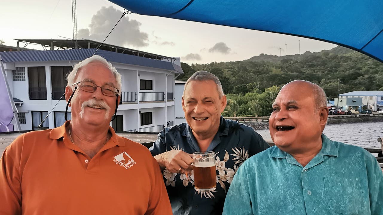Hanspeter Gsell (Mitte) mit dem Gouverneur von Yap, Sir Henry Falan (rechts), und Bill Acker, The Manta Man.