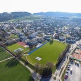 Der Sirnacher Sportplatz Grünau. Entgegen der ersten Variante kommt der der TKB-Fitnesspark nun vollständig an dessen Nordende (im Vordergrund) zu liegen. ((Bild: Olaf Kühne))