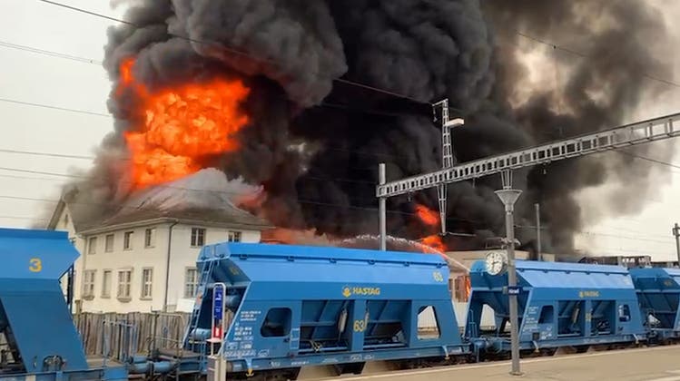 Grossbrand in Traktorenfabrik Bührer: Rauchsäule kilometerweit zu sehen