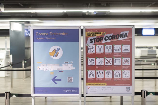 Plakate zeigen den Weg zum Covid-Test am Flughafen in Zürich.