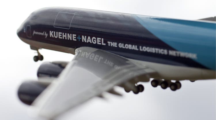 Kühne + Nagel besitzt keine eigenen Flugzeuge, wie das Logo auf dem Modell eines Airbus A380 fälschlicherweise suggeriert. Doch der Konzern zeigt: Gute Gewinne lassen sich auch so erzielen. (Bild: Alessandro Della Bella/Keystone)