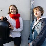 Jeanne Rosset (mit Trychle) und Lynn Balli organisieren das Frauentrychle vom kommenden 8. März in Stans. (Bild: PD)