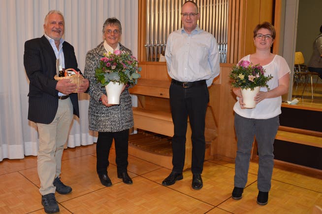Ueli und Judith Lüber wurden für ihre langjährige Tätigkeit für die evangelische Kirche von Präsident Harald Frauenfelder geehrt. Nachfolgerin Anita Muheim hat ihre Tätigkeit bereits aufgenommen (von links). 