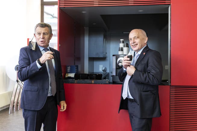 Regierungsrat Ernst Stocker, Finanzdirektor, und Bundesrat Ueli Maurer, Vorsteher des Eidgenössischen Finanzdepartements, geniessen einen Kaffee vor der Medienkonferenz zum Covid-Härtefallprogramm.