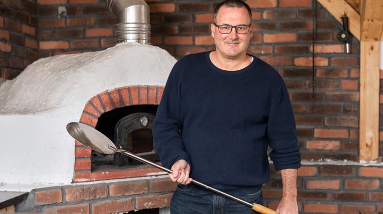 Urs Widmer, ehemaliger Banker, bäckt unter anderem gerne Pizza im hauseigenen Steinofen. (Bild: Britta Gut)