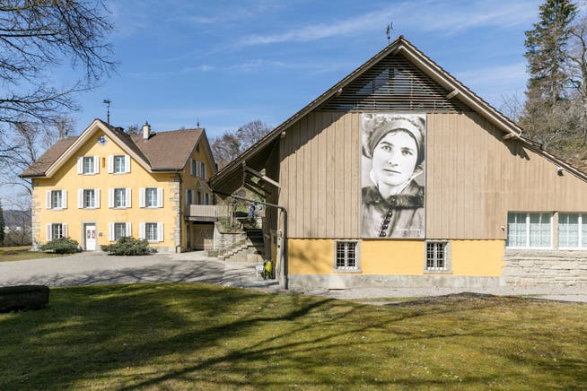 Ein Ort der Ruhe: Warm und gelb leuchten die Fassenden der alten Steinbruchgebäude, das Porträt von Emma Kunz hängt am Museum. 