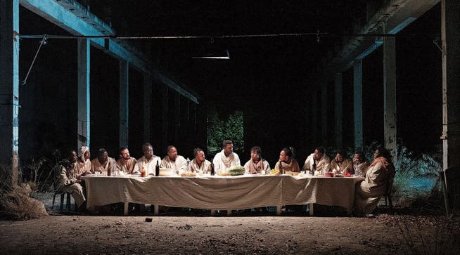 Schwarzer Jesus, meist muslimische Jünger: Szene des letzten Abendmahls in «Das neue Evangelium» von Milo Rau.