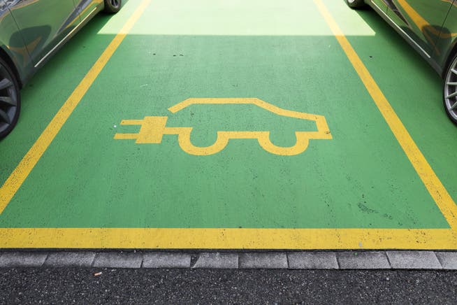 Der Strom für Elektroautos soll von Fotovoltaikanlagen direkt über dem Parkplatz kommen.
