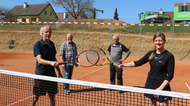 Die neuen Tennisplätze des TC Frick (v.l.): Präsident Massimo Fini, Platzwart Werner Friedli, Platzwart-Stv. Erwin Frei und Vizepräsidentin Tanja John. (Dennis Kalt / Aargauer Zeitung)