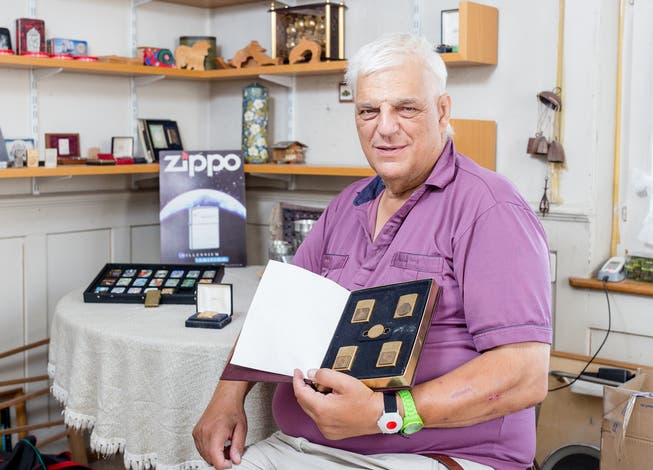 Fredy Hunziker ist ehemaliger Pöstler und sammelt Feuerzeuge der Marke «Zippo», sogenannte Zippos.