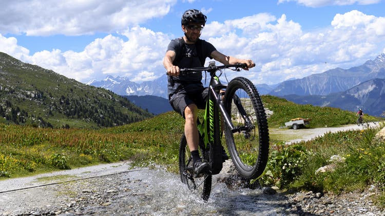 E-Bikes werden in der Schweiz immer beliebter – auch für alpine Touren. (Bild: Keystone)
