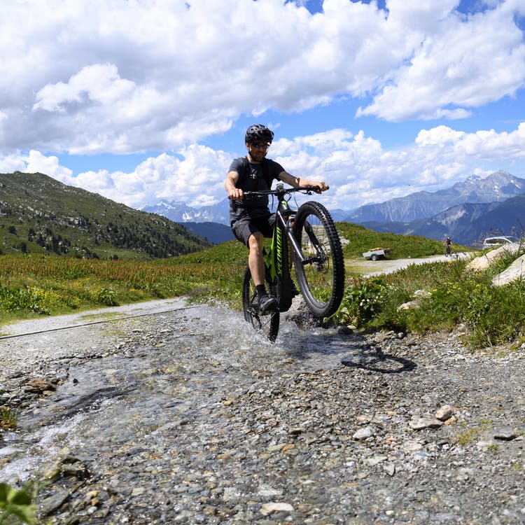 E-Bikes werden in der Schweiz immer beliebter – auch für alpine Touren.