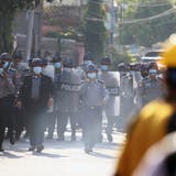 Sicherheitskräfte in Myanmar drängen Anti-Putsch-Demonstranten zurück. (Maung Lonlan / EPA)