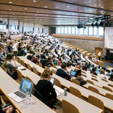 Der durchschnittliche Frauenanteil an Schweizer Hochschulen liegt bei 52 Prozent. An der HSG sind es nur 35 Prozent. (Bild: Christian Beutler / Keystone)
