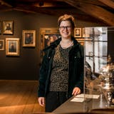 Rebecca Niederhauser steht im kürzlich renovierten Raum mit der Historischen Sammlung im zweiten Obergeschoss. (Bild: Sandra Ardizzone)