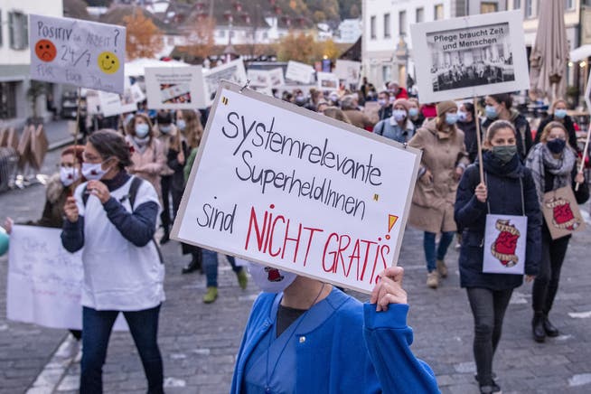 Angestellte aus den Pflegeberufen demonstrierten mit einem «Walk of Care» in Luzern für bessere Arbeitsbedingungen.