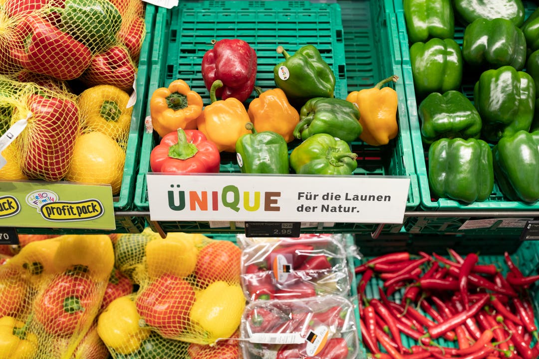 Mit der Eigenmarke Ünique bietet Coop unförmige und anderweitig nichtkonforme Früchte und Gemüse zu reduzierten Preisen an.