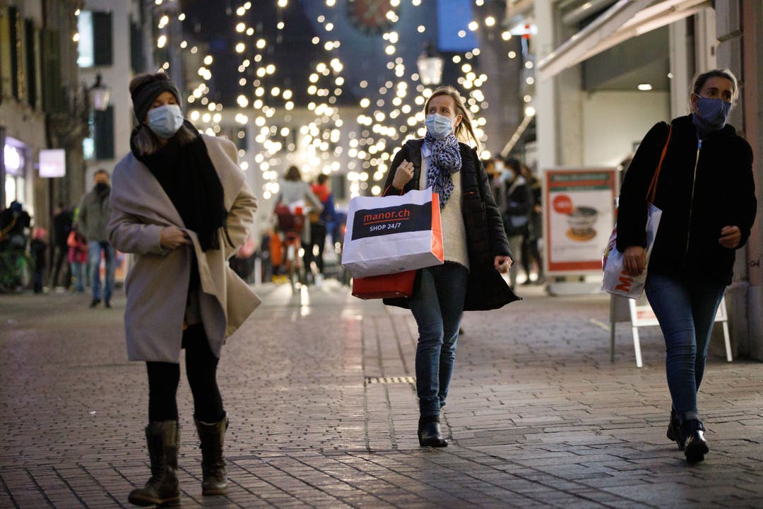 Weihnachtsverkauf in Solothurn zu Coronazeiten. Ab dem 27.Dezember werden Läden und Märkte geschlossen.